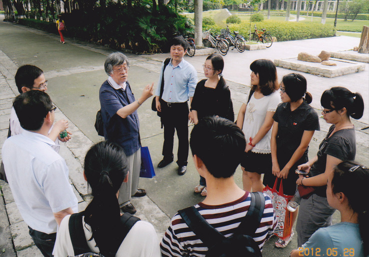 広東外語外貿易大学学生と交流する塚本慶一教授