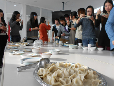 餃子を楽しむ学生達