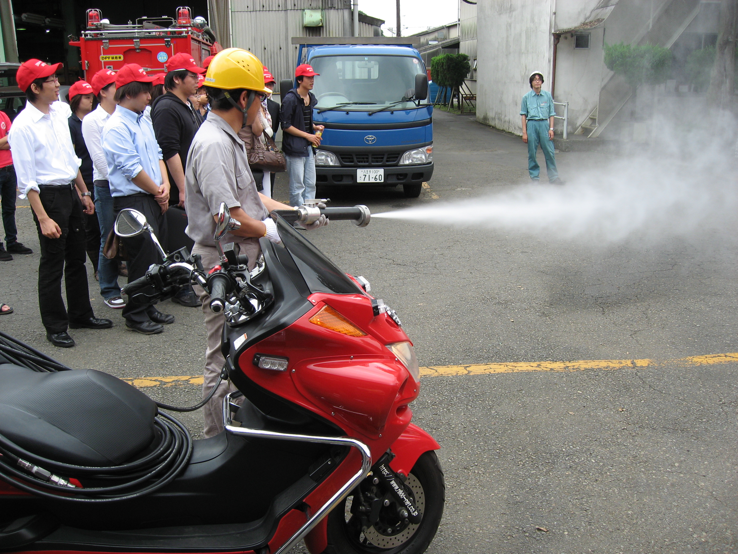 消防用自動二輪車（バイク）の消火模擬実演