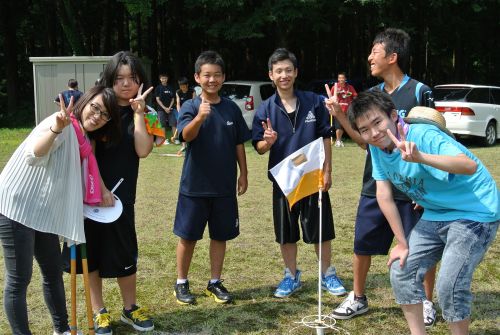 地元の雄勝高校の生徒と交流する学生たち