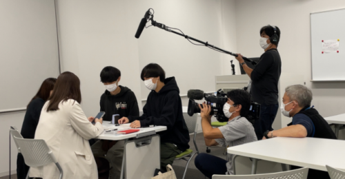NHKの取材を受ける木暮ゼミの学生たちの様子