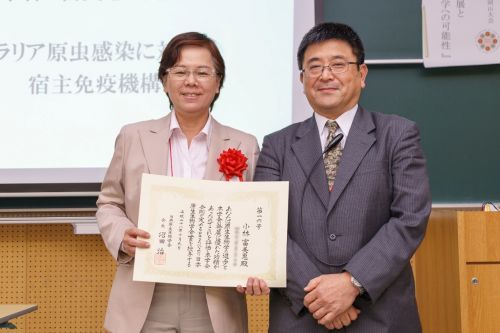 左：学会賞を受賞した小林教授　右：沼田 治学会長（筑波大学大学院教授）