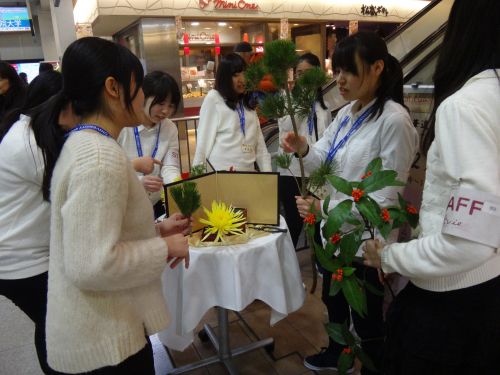 生け花の実演中