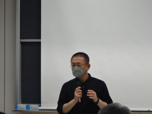 受講者の質問に答える秋山先生
