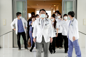 神﨑恒一教授最後の教授回診の様子1