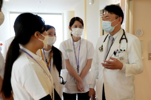 神﨑恒一教授最後の教授回診の様子2