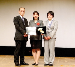 左、日本臨床衛生検査学会　高田鉄也会長　中央、菰田照子講師　右、研究協力者　藤　明穂さん