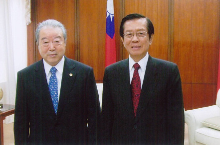 左)松本理事長 右)楊進添外交部長