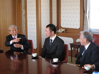 松田理事長 （左） と跡見学長 （右） に囲まれて