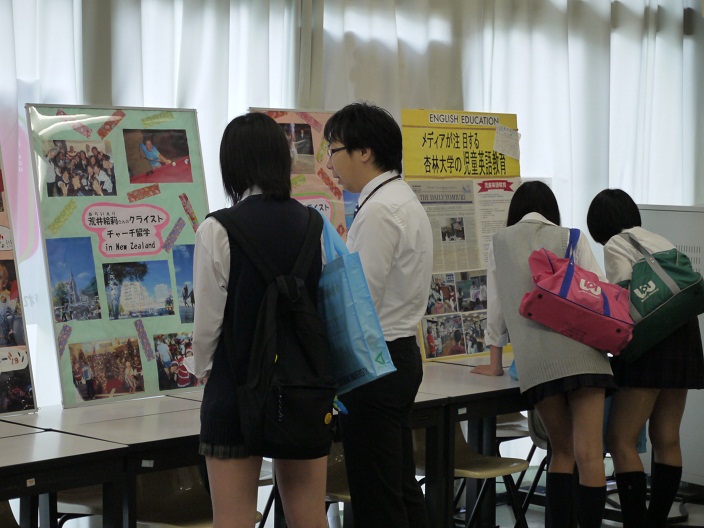 英語学科展示では留学について紹介