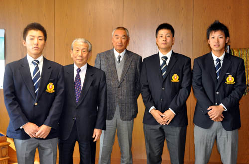 左から後藤選手、松田理事長、荻本監督、松沼選手、切手選手