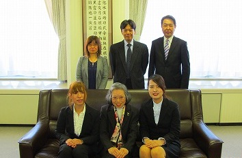 前列左から新井秋桜さん、熊谷文枝客員教授、佐藤まやかさん　