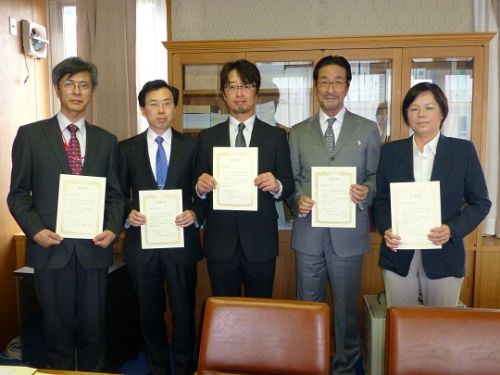 左より、松村教授、高山教授、高木准教授、佐藤教授、小林教授