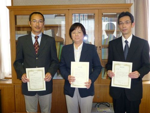 左から、藤原准教授、小林教授、秋元准教授