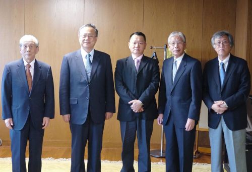 左から松田理事長、藩副学長、施応用日本語学科長、跡見学長、塚本国際交流センター長