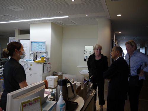 病棟では看護体制や入院について看護師に確認の話を聞きながら紹介する斎藤副院長
