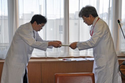 渡邊医学部長より表彰状を授与される高山教授