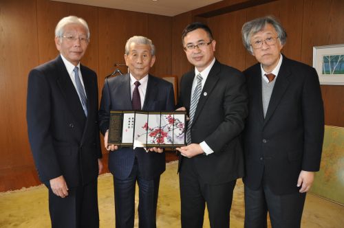 左から、跡見学長、松田理事長、陳教授、塚本国際交流センター長