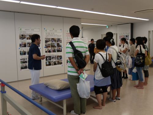 理学療法学科での展示説明