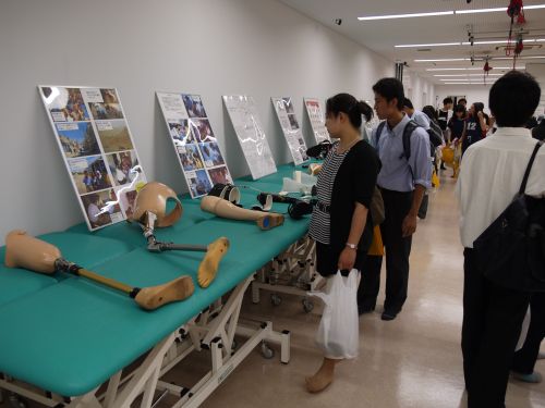 理学療法学科での展示説明