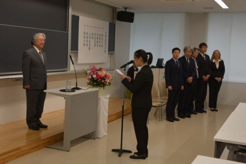 <center>入学生宣誓</center>