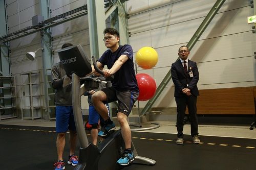 準備運動として自転車エルゴメータを用いた有酸素運動を行う金井宇宙飛行士　提供：JAXA