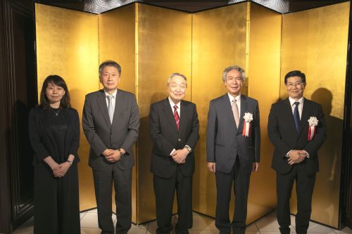 右から、松田理事長、付属杉並病院 市村病院長、高橋副院長、楊副院長、秋山看護部長