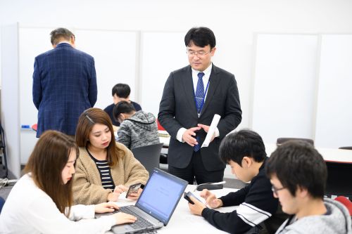 多角的にものごとを考える力を養う「学際演習」の授業