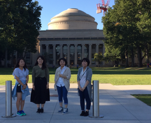 ▲マサチューセッツ工科大学（MIT）図書館前にて