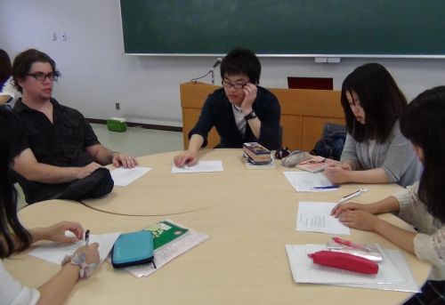 『日米比較文化概論』の授業でアシスタントをするマイケルさん（左）