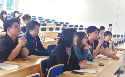 学生とのインタラクティブな授業の様子