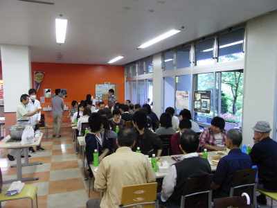出来たてのあんずジャムを試食