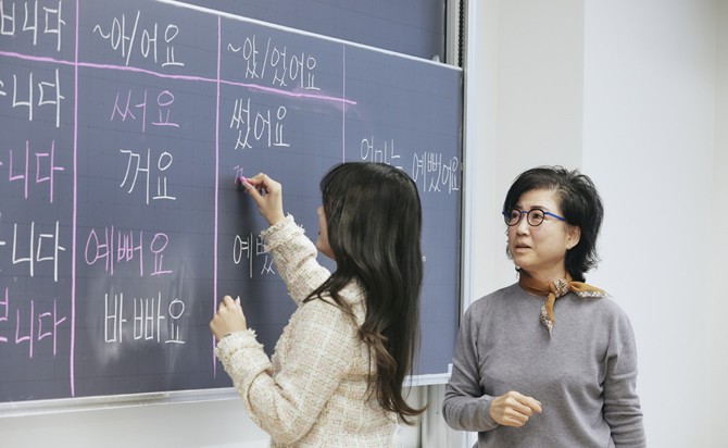 外国語学部の特長 8つのポイント 外国語学部 杏林大学