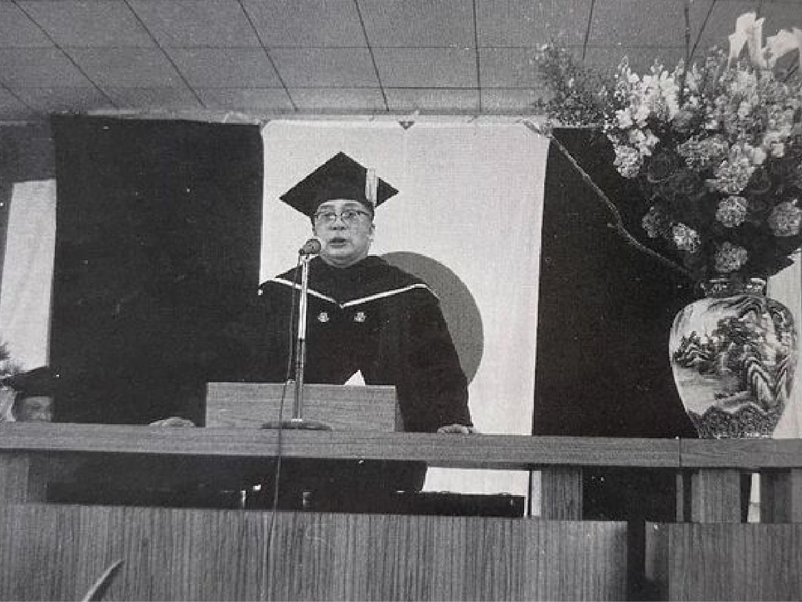 入学式で挨拶する松田