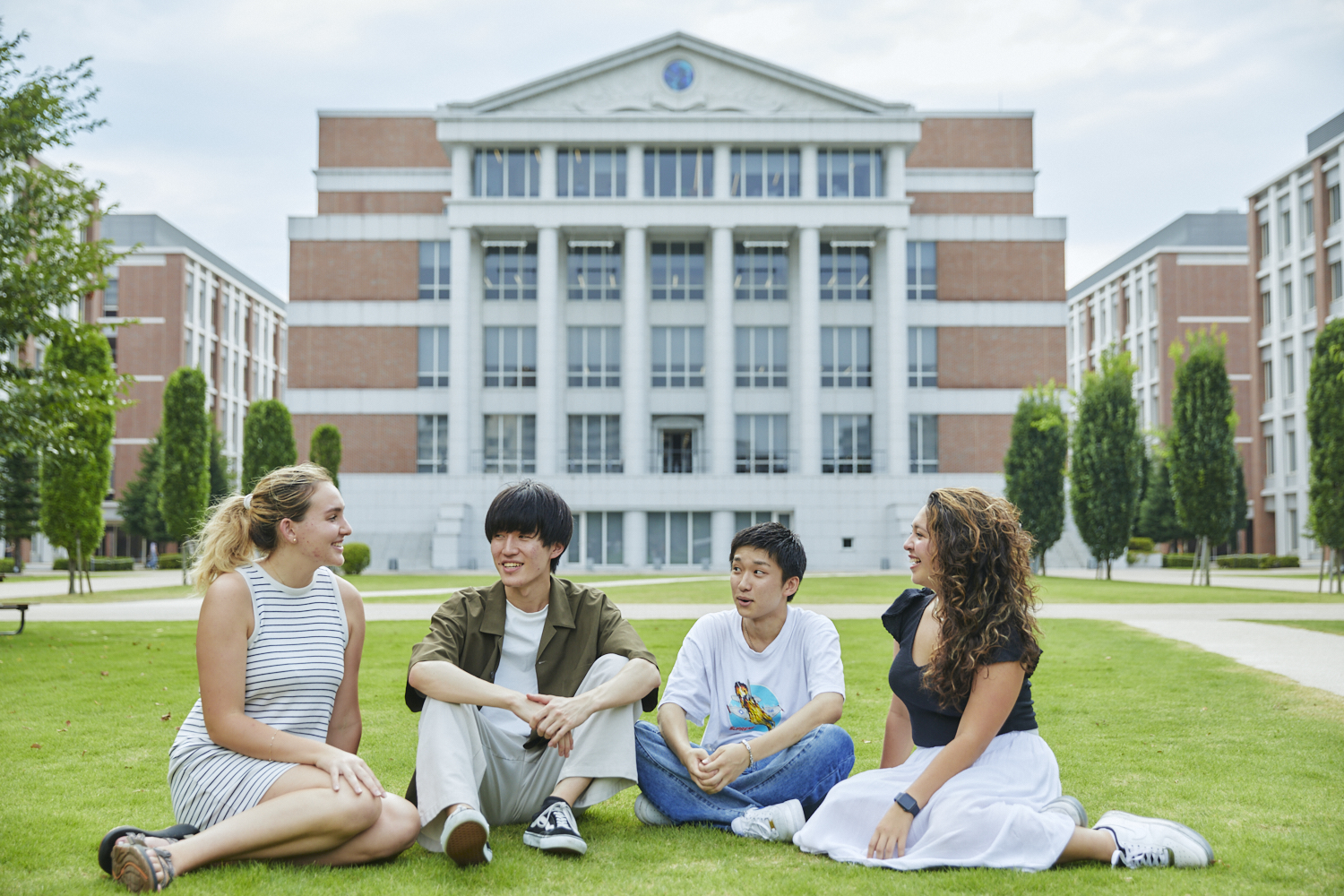井の頭キャンパスで談笑する学生たち
