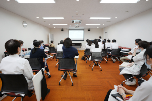 衣川清加教授訪問の様子1